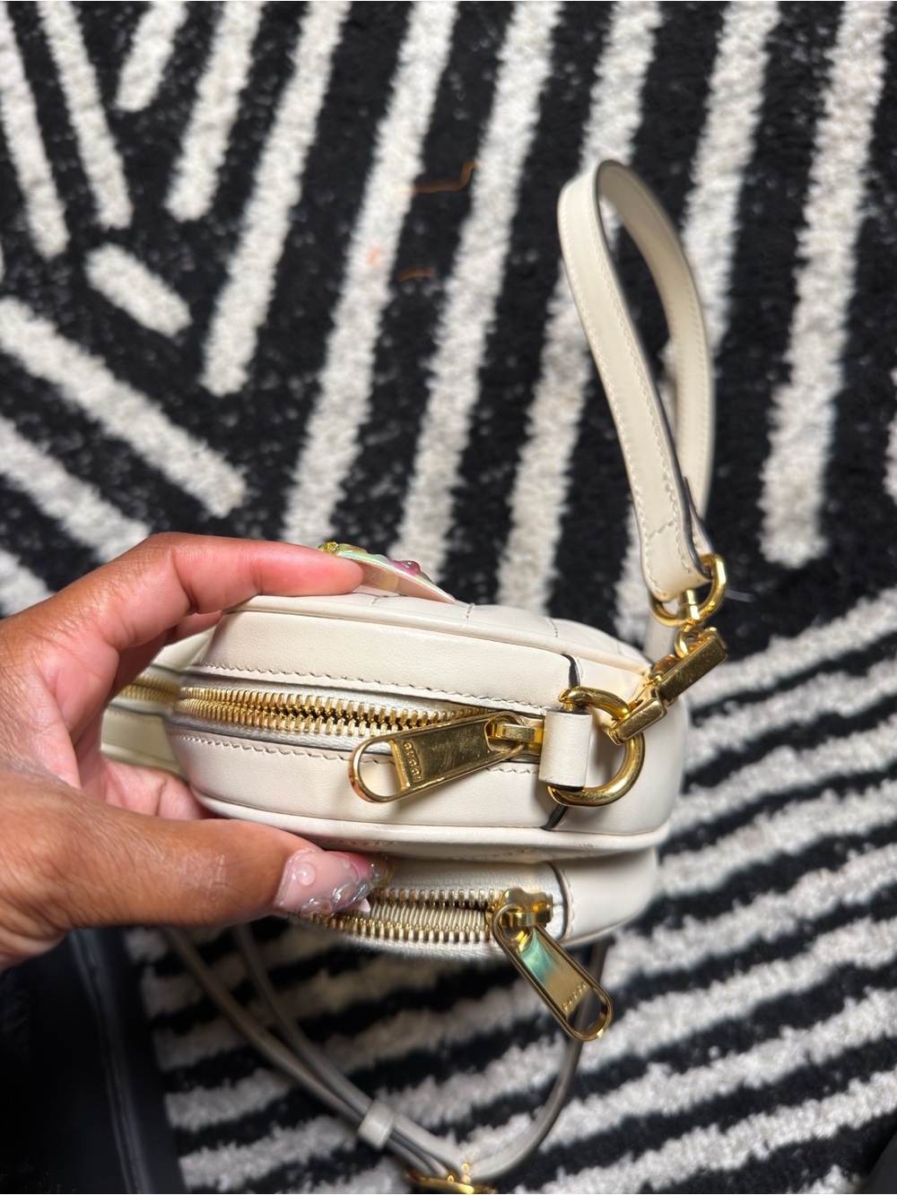 Gucci Interlocking Gs Heart-Shaped Quilted Crossbody Bag with Gold Hardware - Picture 6 of 7